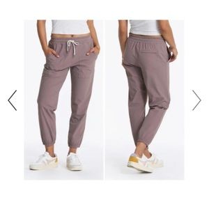 Vuori Miles jogger in the color lavender